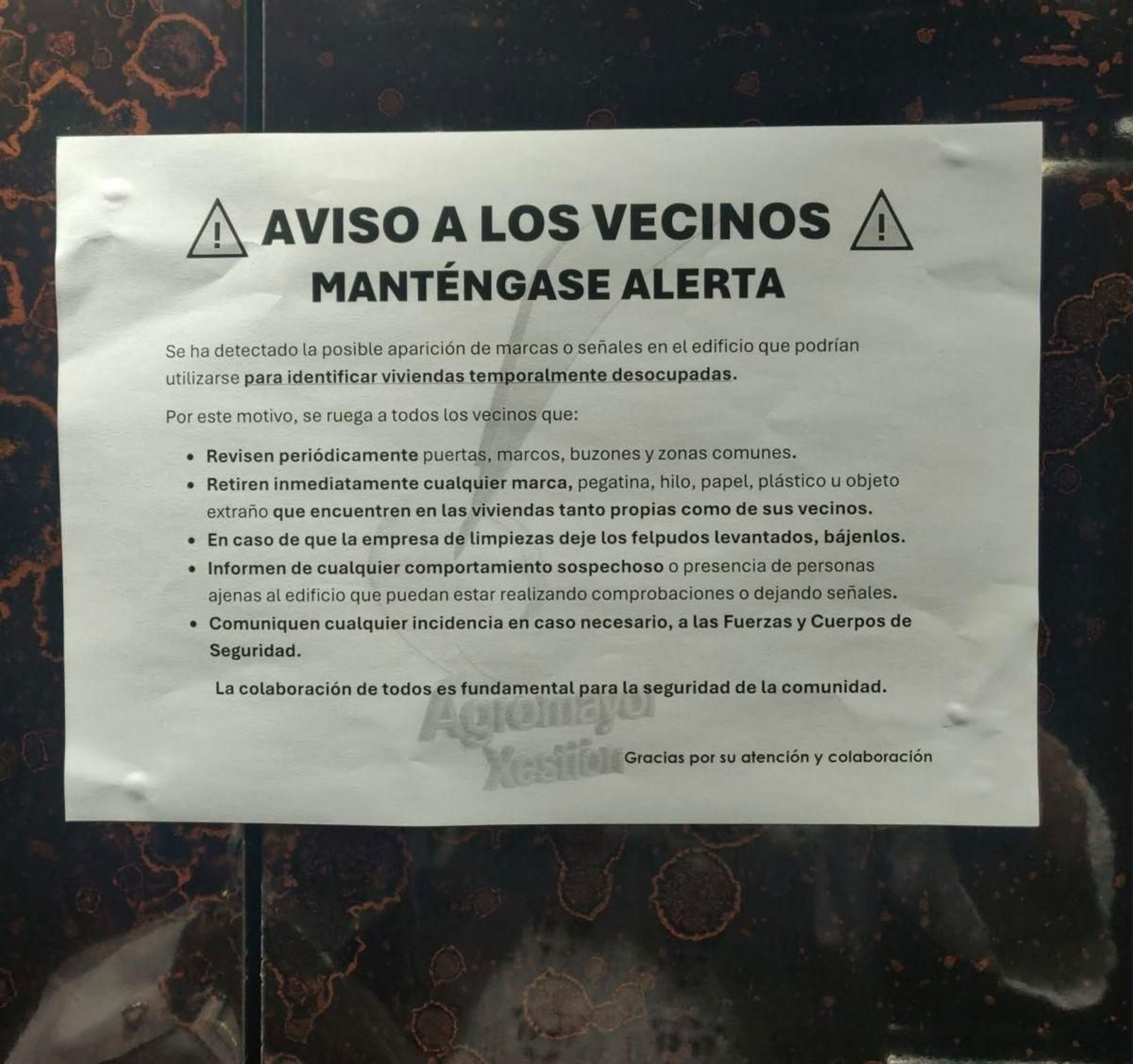 Un cartel en la ciudad proporciona a los vecinos diferentes consejos para evitar los robos en viviendas.