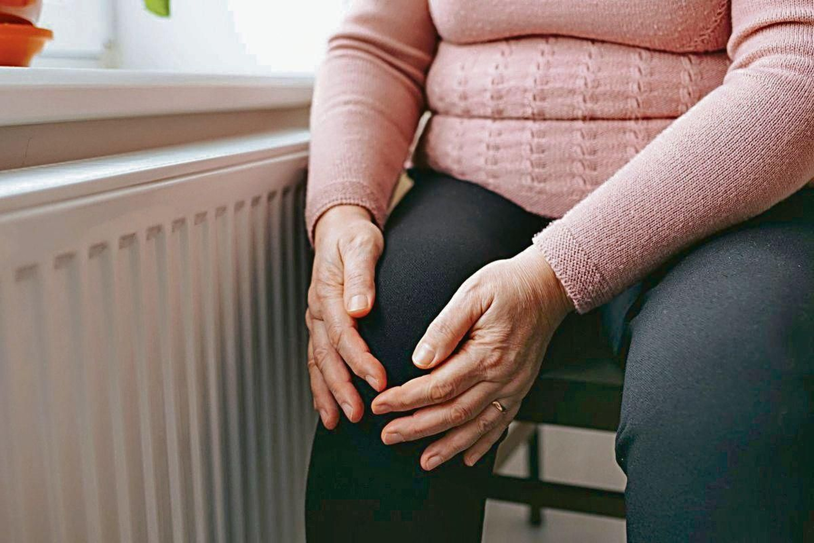 Una mujer que sufre problemas de obesidad en su casa.