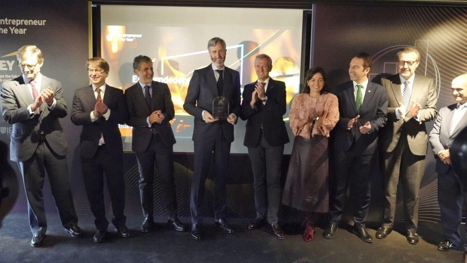 Enrique García Chillón con el premio, entre Alfonso Rueda y Pelayo Novoa.