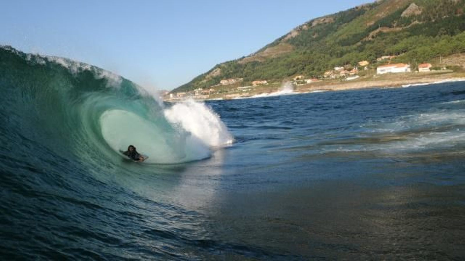 Un surfista en Oia, en una imagen de archivo.