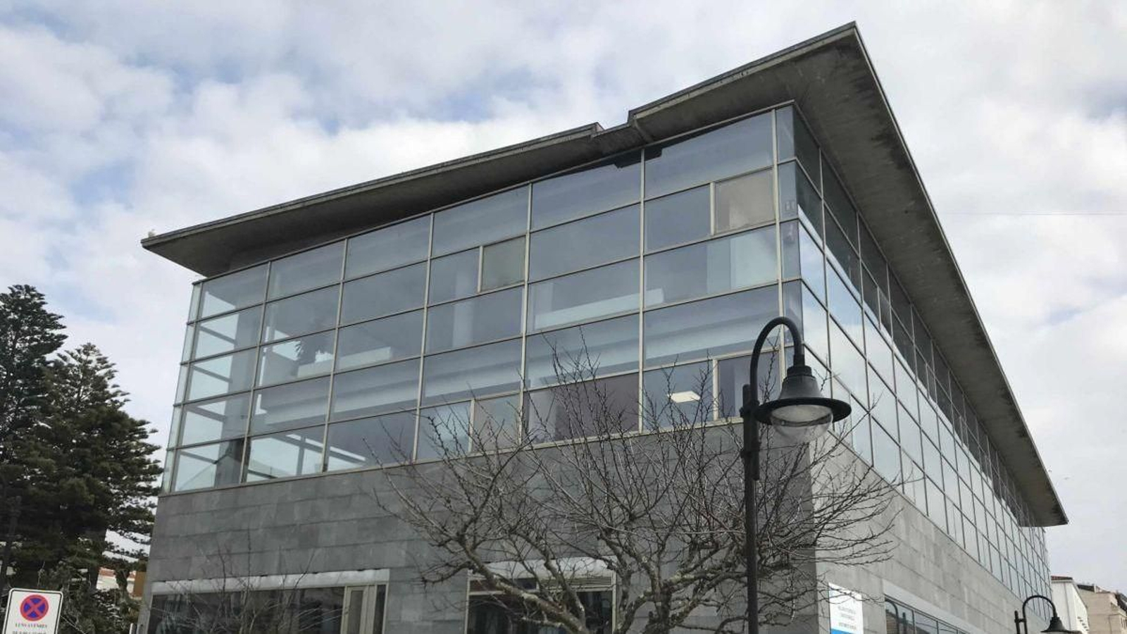 Exterior del edificio del Concello de Cangas.