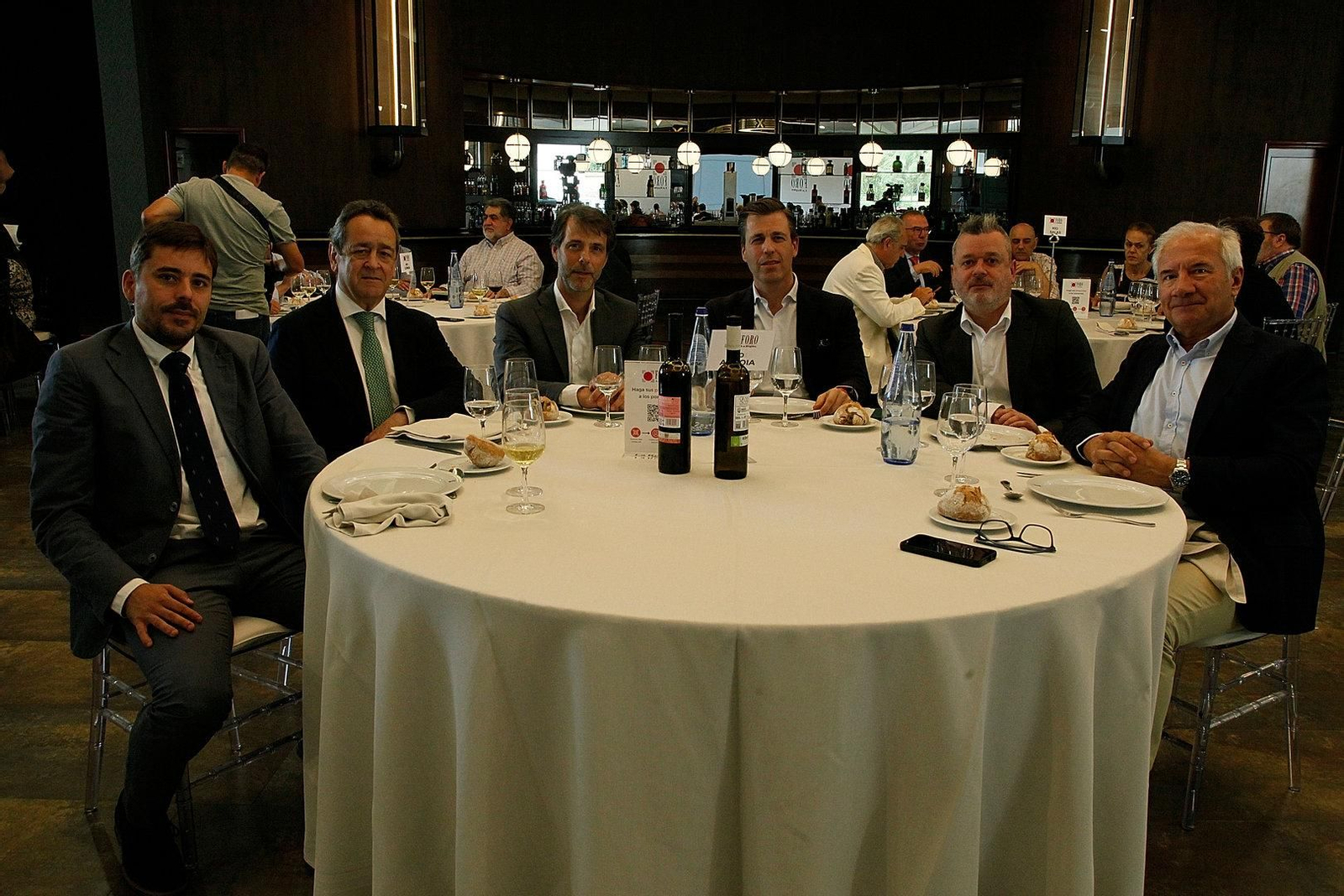 MESA RÍO ARNOIA. Mauro Outeiriño, gerente de La Región; Santiago Gómez Randulfe, decano del Colegio de Ingenieros Técnicos Industriales de Ourense; Julio Piorno, abogado de Clems abogados; Miguel Pérez de Juan, economista; José Luis Pereira, director de Bankinter, y Estanislao Reverter, de la Fundación Estanislao Reverter.