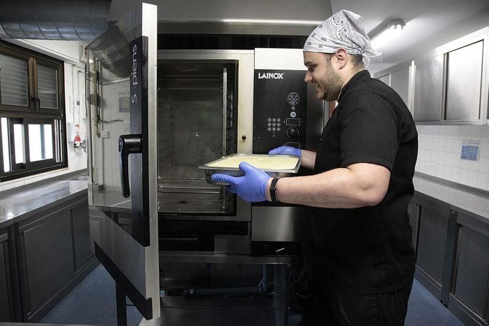 Un trabajador de Cáritas, este lunes en el comedor social (MIGUEL ÁNGEL)