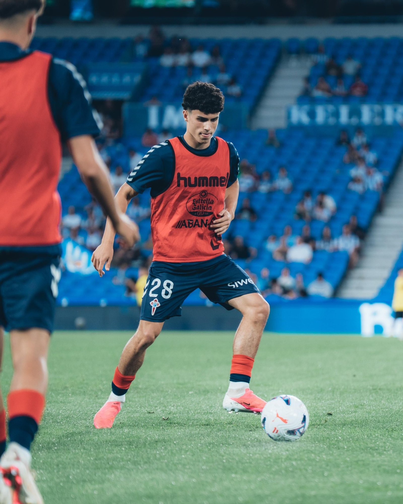 Andrés Antañón calienta antes de estrenarse como titular esta temporada en el encuentro de ayer frente a la Real Sociedad.