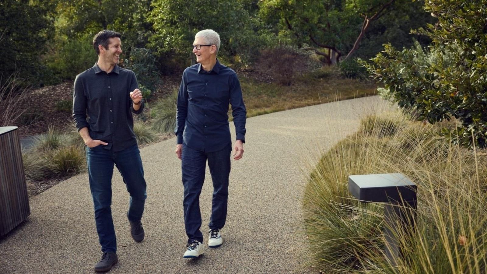 El nuevo CEO de Apple, John Ternus, junto a Tim Cook