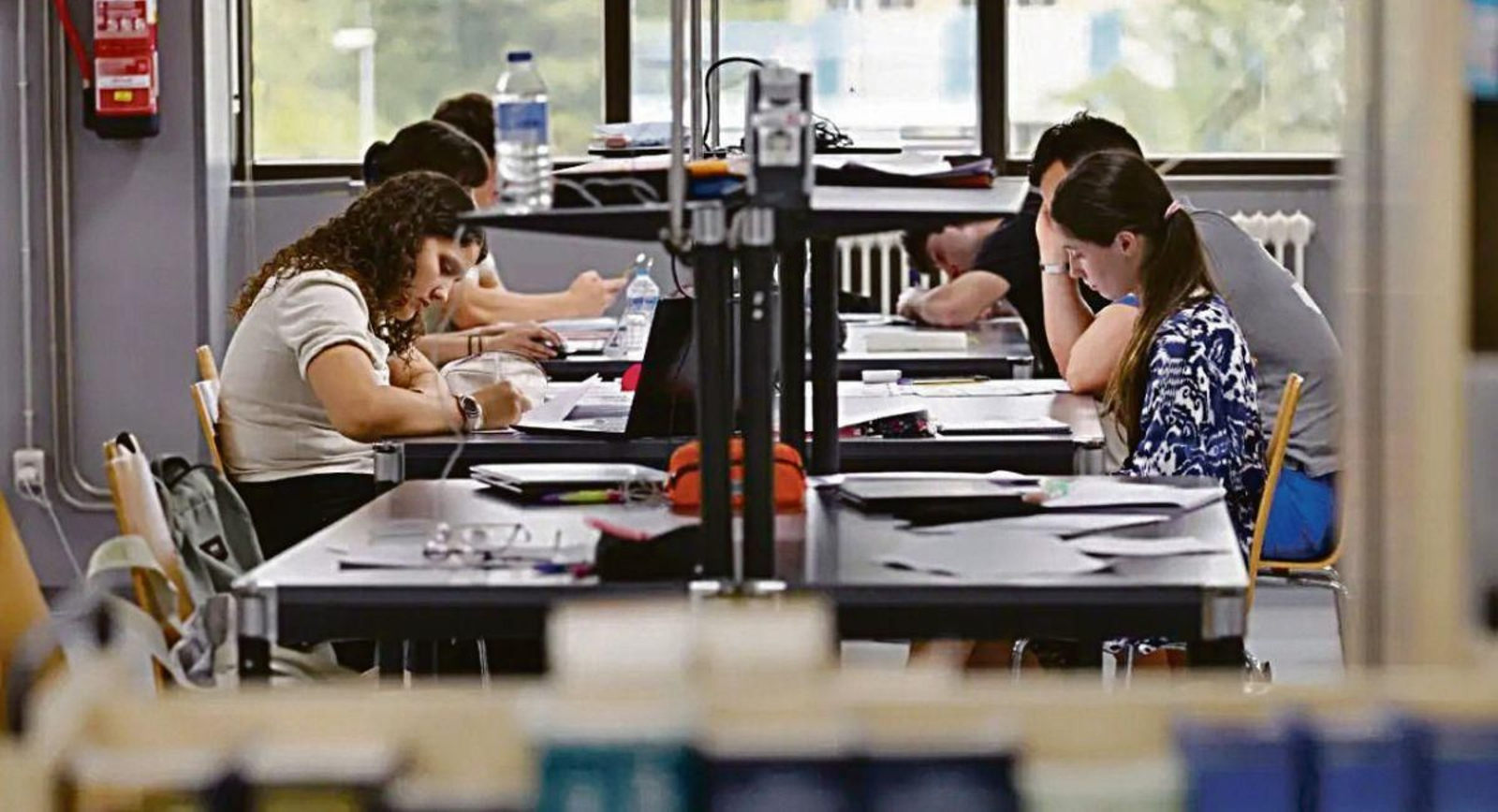 Estudiantes en la biblioteca central del campus pontevedrés, en la Facultad de Comunicación.