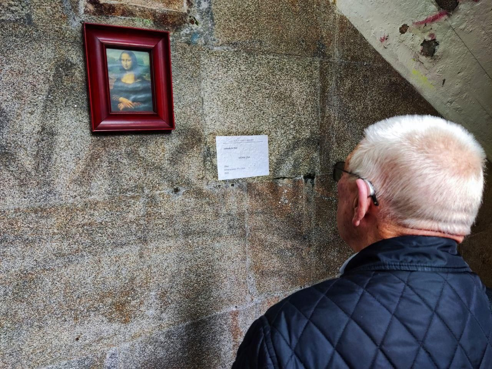 El cuadro colgado esta mañana en las escaleras que conectan la Avenida de Camelias con la calle Ourense. // Vicente Alonso