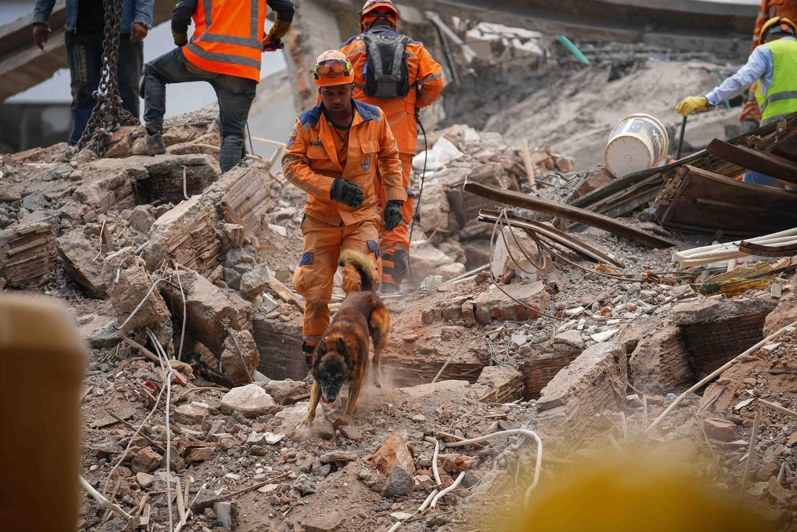 Trabajos de rescate tras el terremoto de Colombia