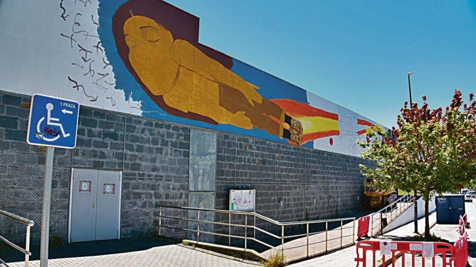 El mural del pavellón municipal de Teis realizado por Langeheldt antes de ser terminado.