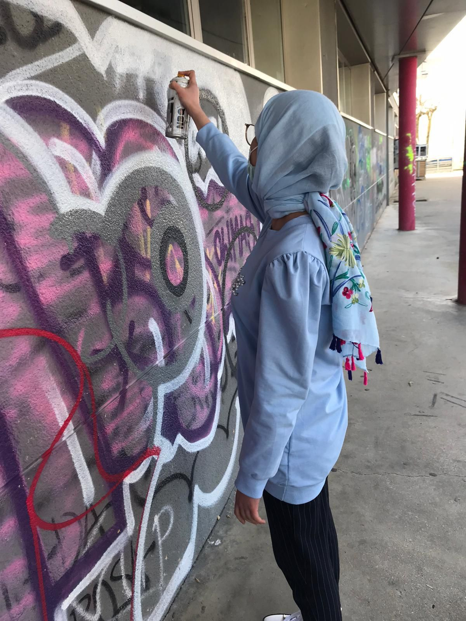 Los jóvenes en Verín trabajan en el mural por la igualdad.