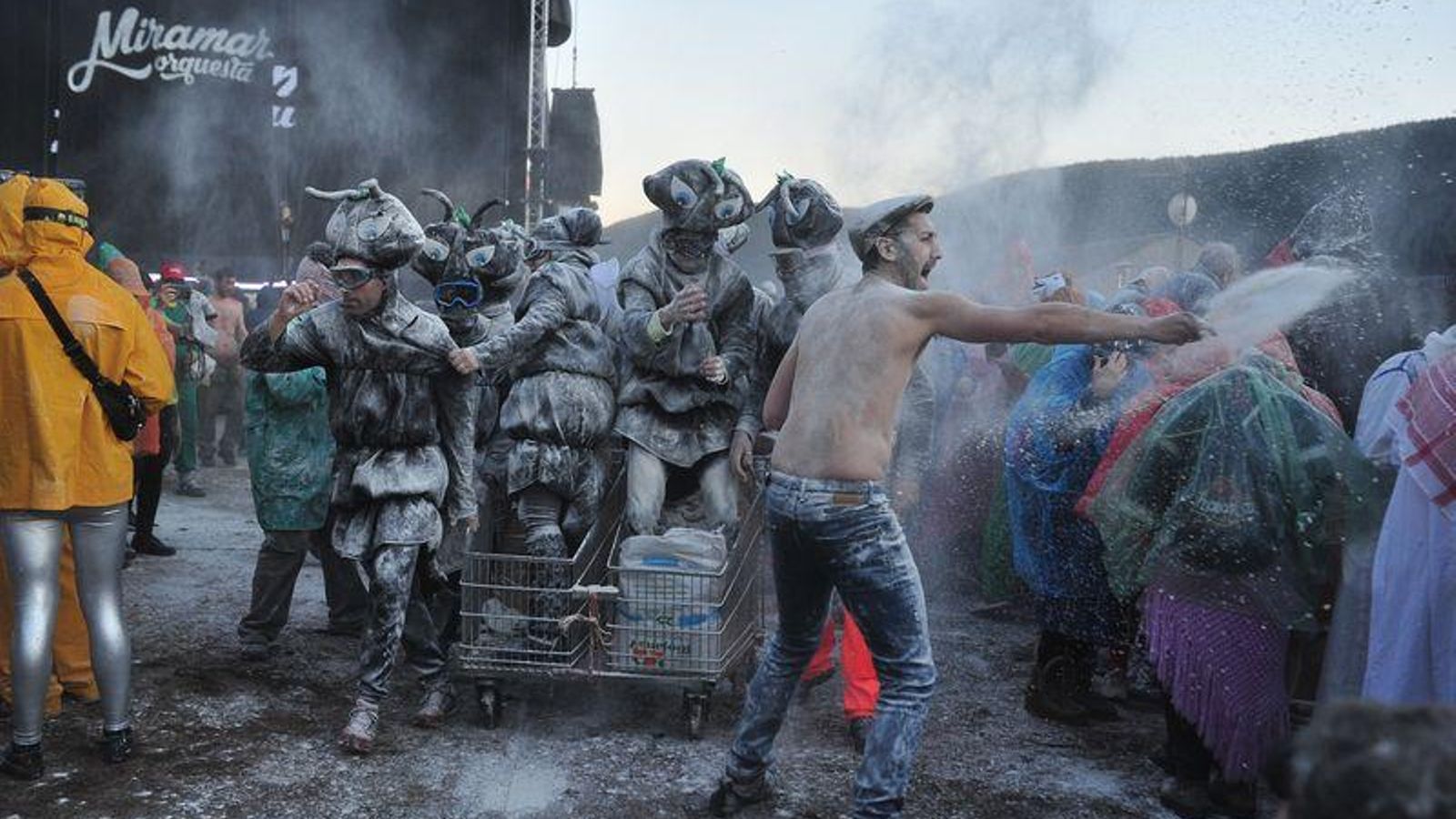 Lunes de entroido en Laza, bajada de la morena y hormigas. 