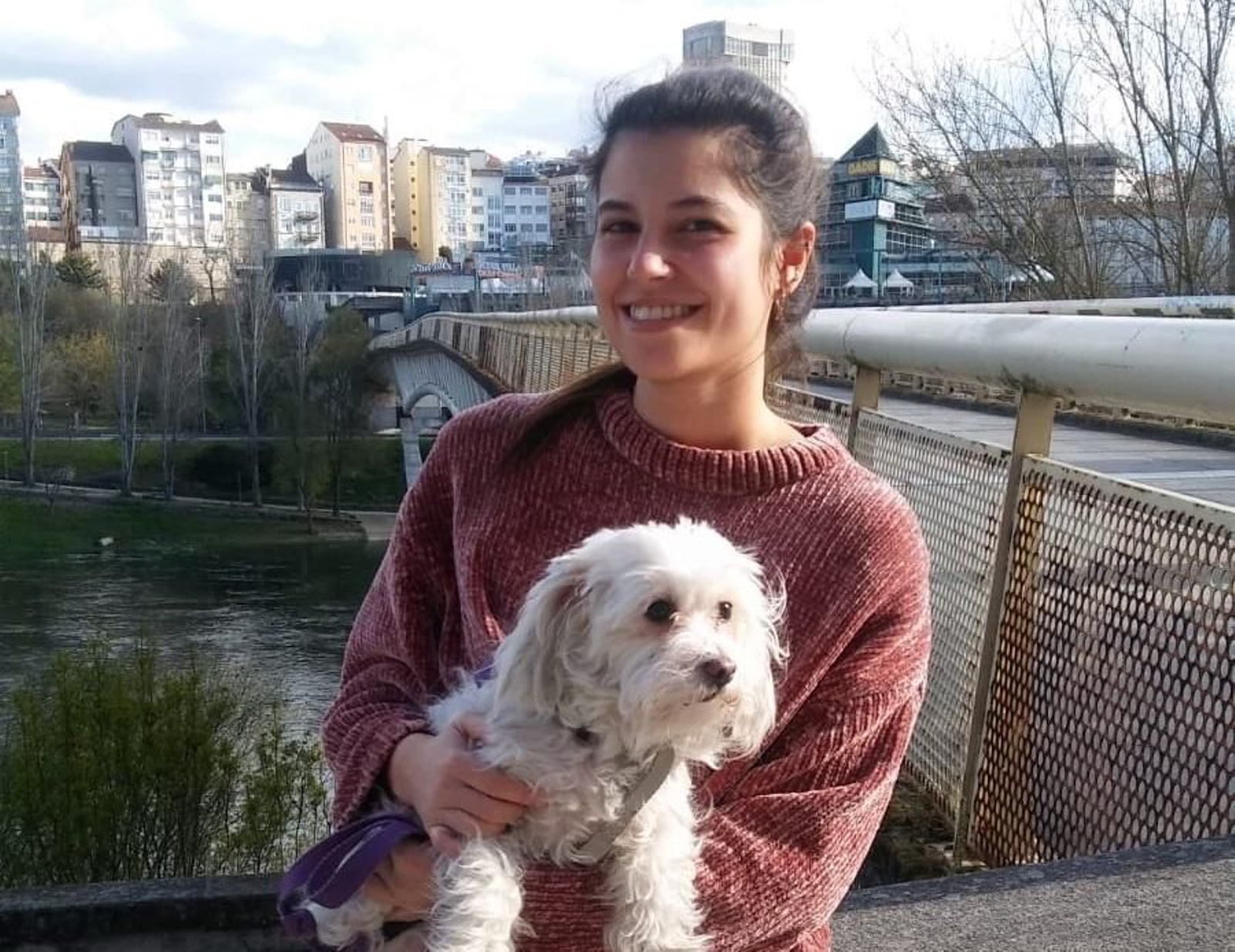 María es la dueña de Cati; ambas posan juntas frente al Miño.