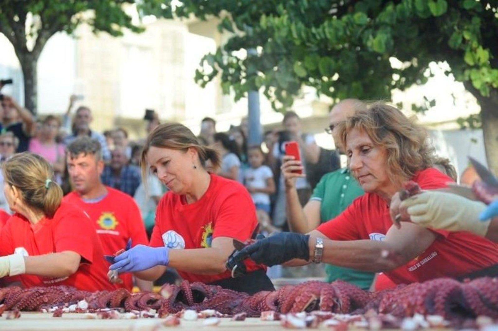 La elaboración de la tapa de pulpo más grande del mundo en Carballino 02