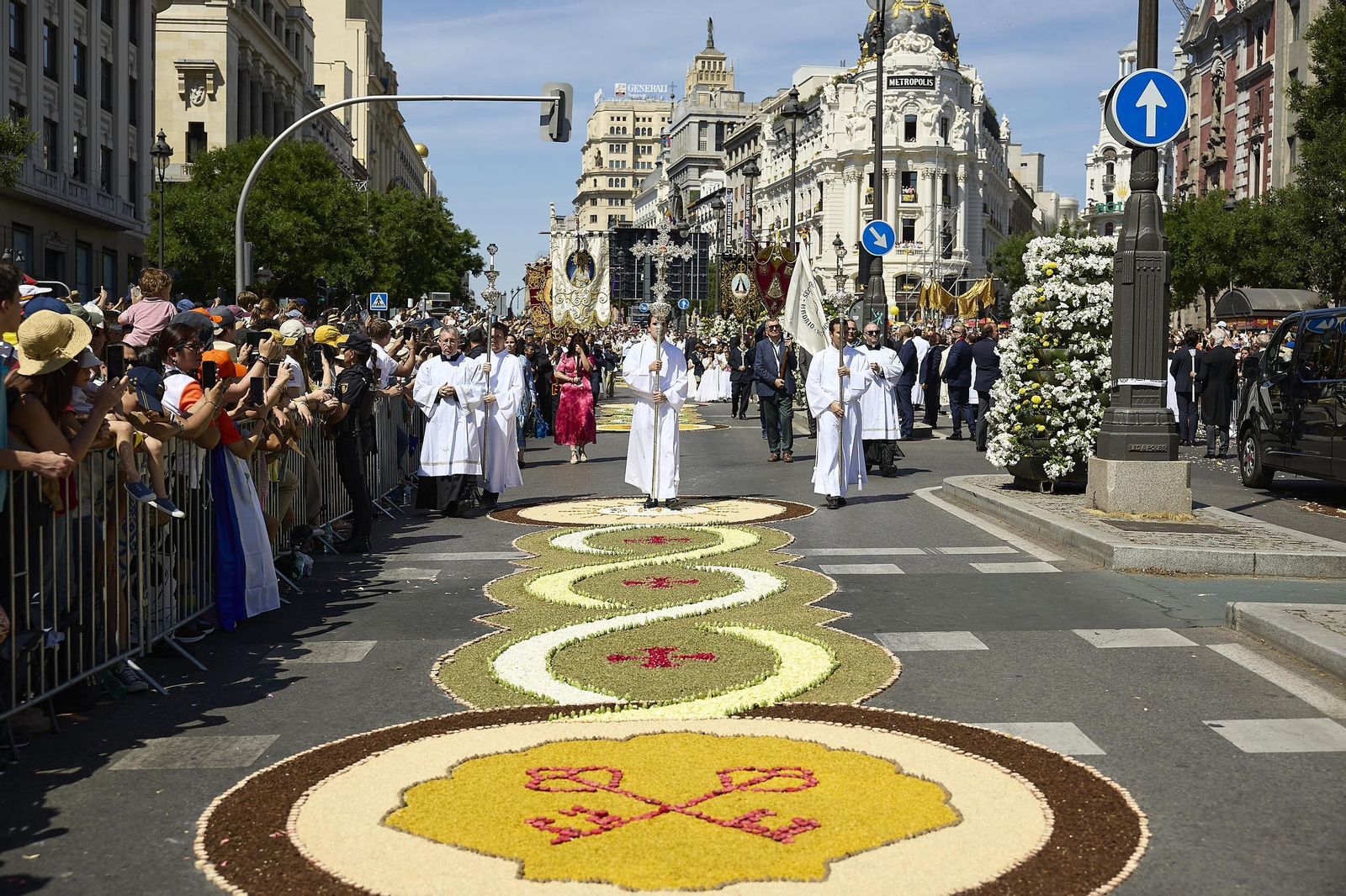 Galería | Multitudinaria misa y procesión del Corpus en Madrid con el papa León XIV
