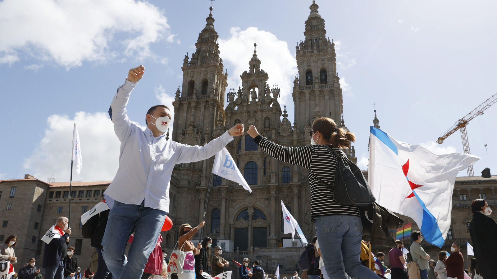 A praza do Obradoiro encheuse de persoas durante o Día das Letras Galegas ante a convocatoria de Queremos Galego.