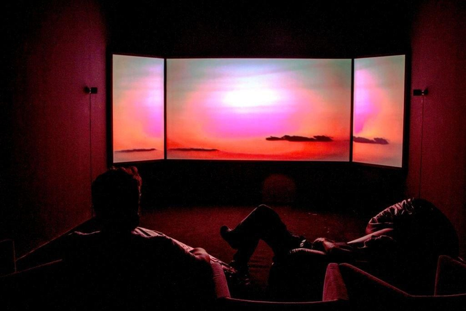 La cinta muestra un día de contemplación del paisaje desde el balcón de una casa.