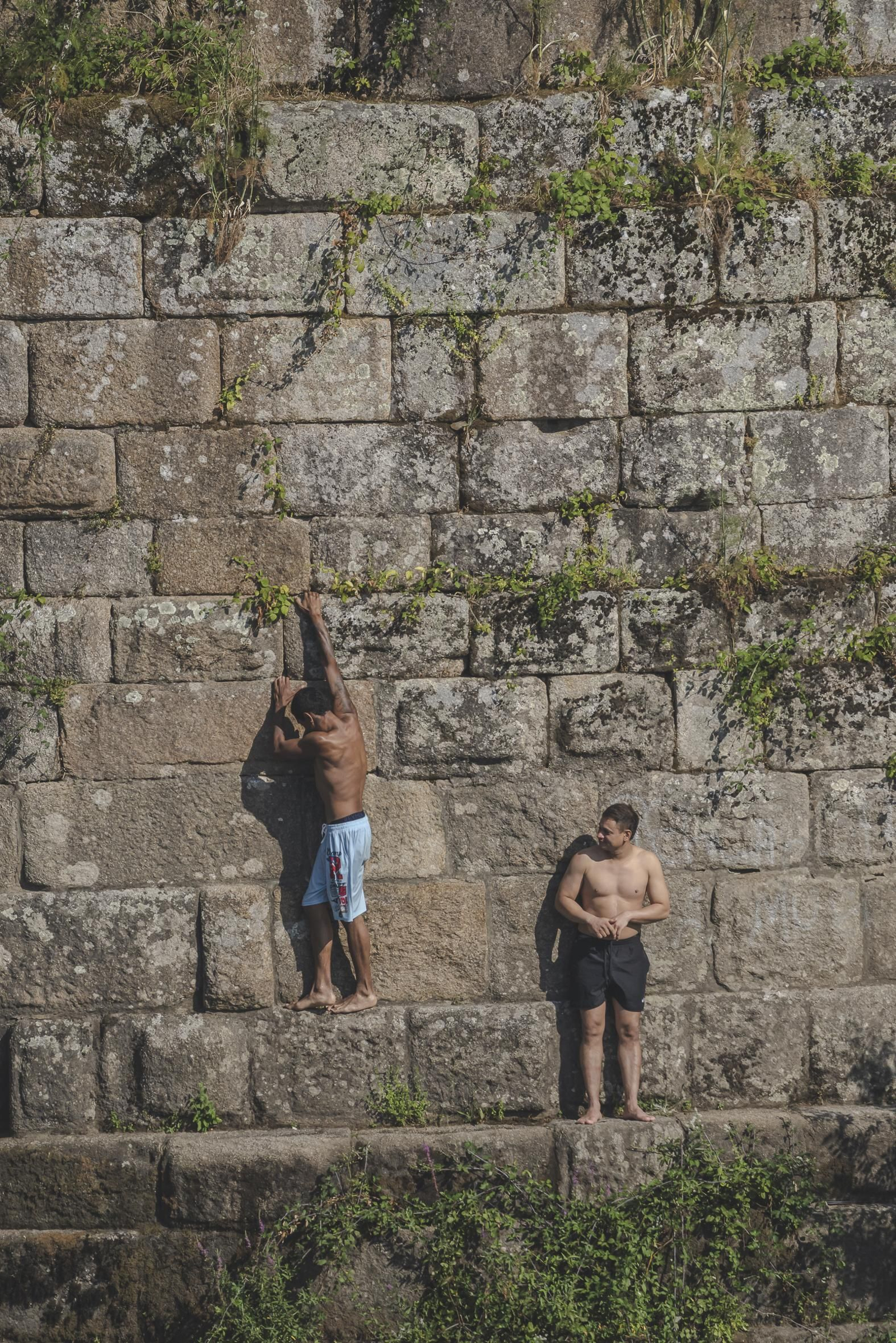 Galería | Chapuzones de alto riesgo desde el Puente Viejo al Miño, en fotos