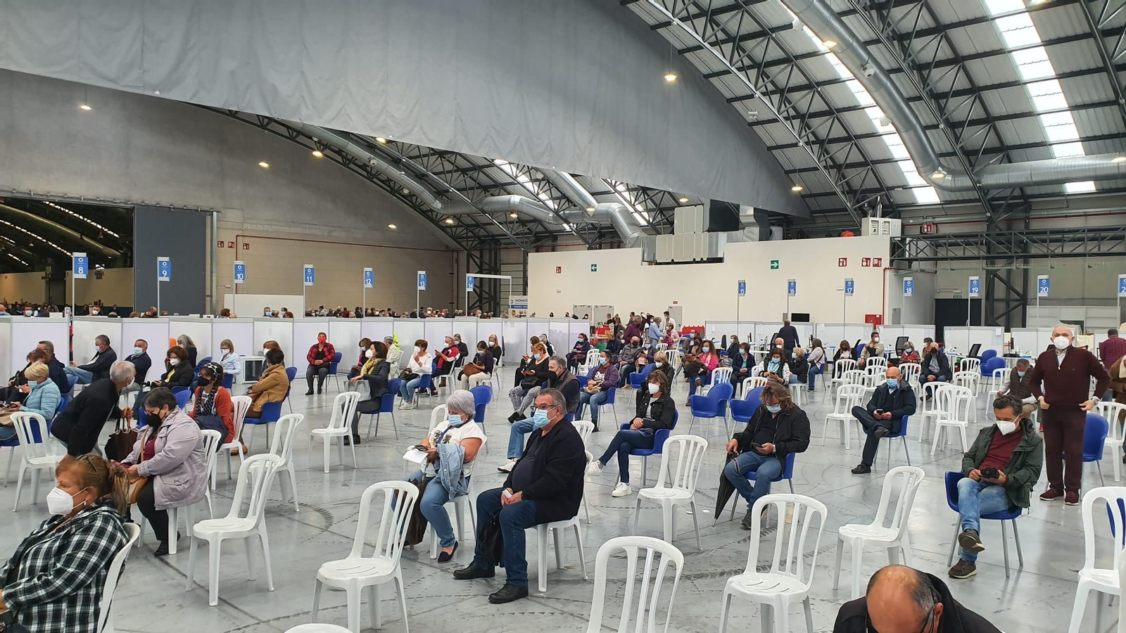 Vecinos de Vigo esperan tras ser vacunados este jueves en el Ifevi. // J.V. Landín