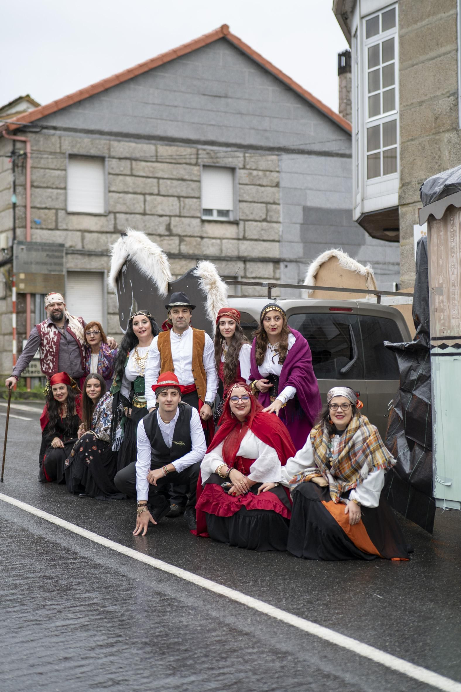 Galería | El Entroido itinerante de Parada de Amoeiro lleva la diversión por bandera