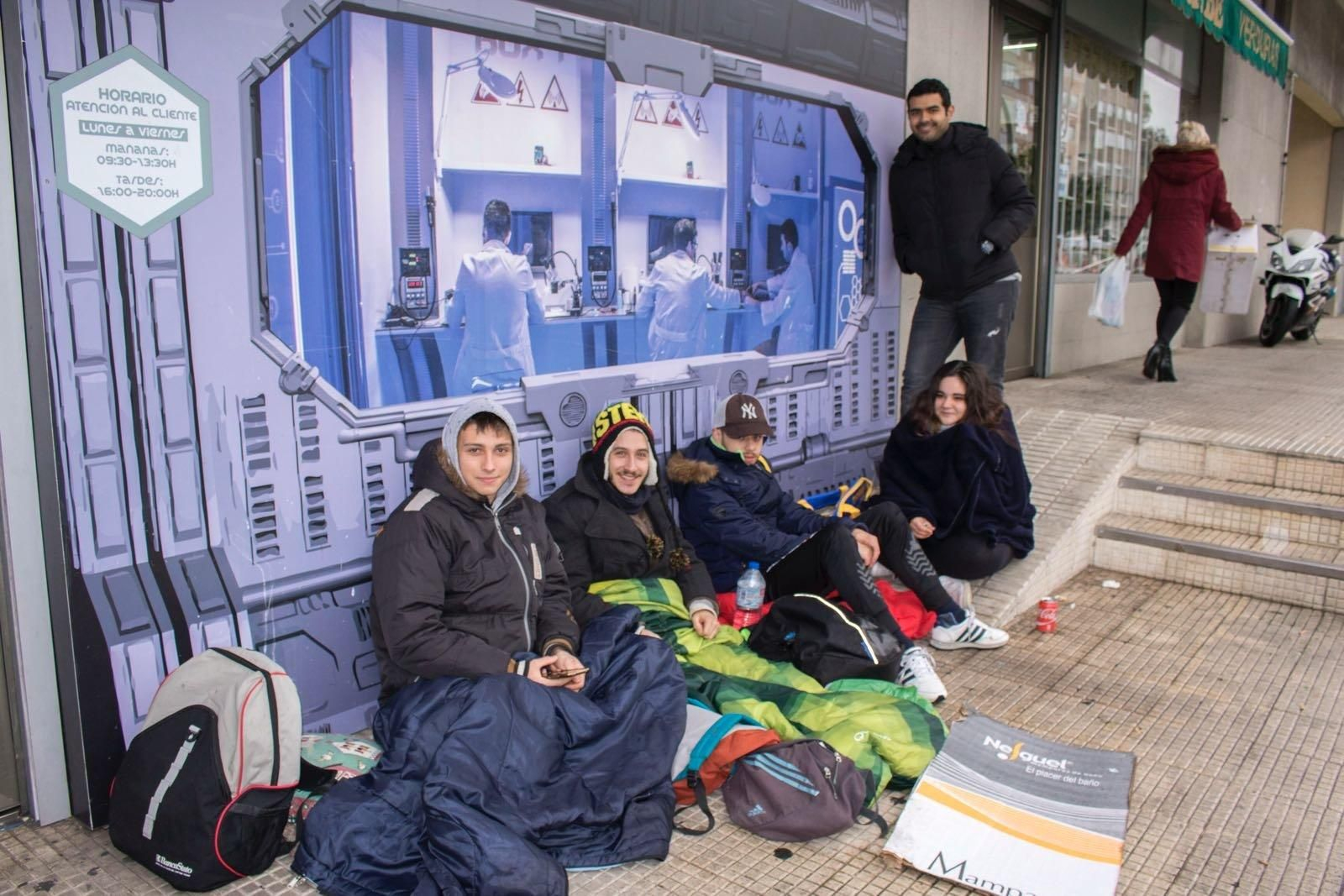 Imagen de la gente esperando en la cola