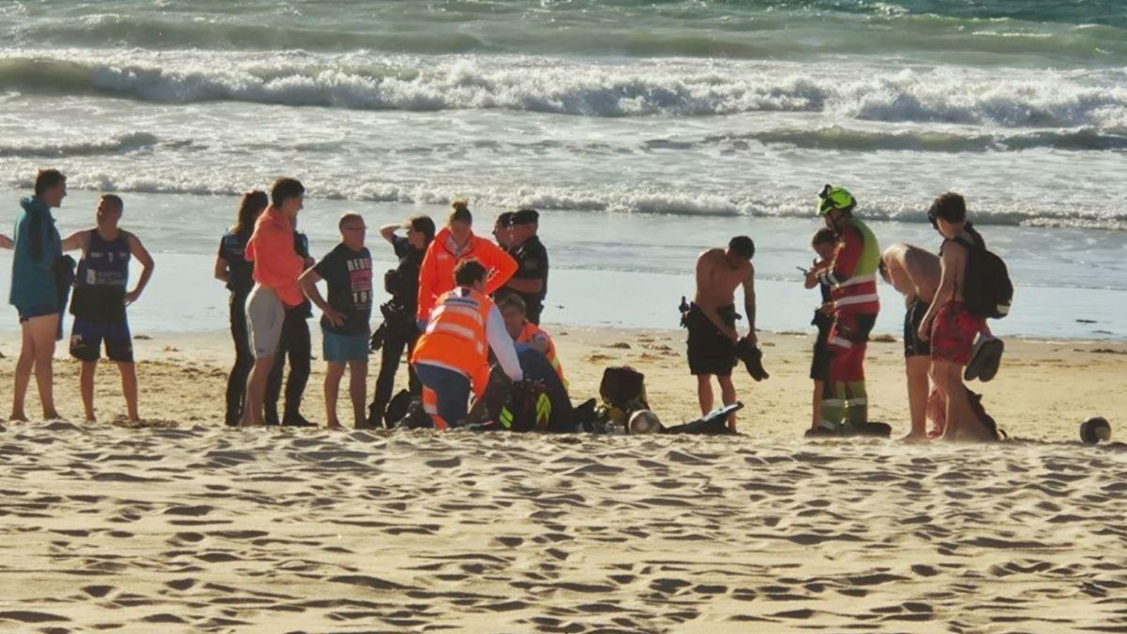 Los bañistas, siendo atendidos en Samil por los servicios sanitarios tras su rescate