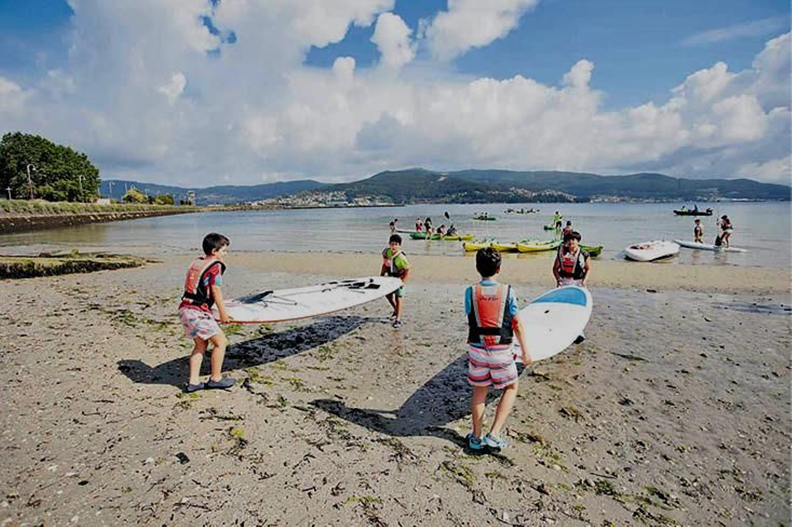 Actividades náuticos en campamento en la ETEA.