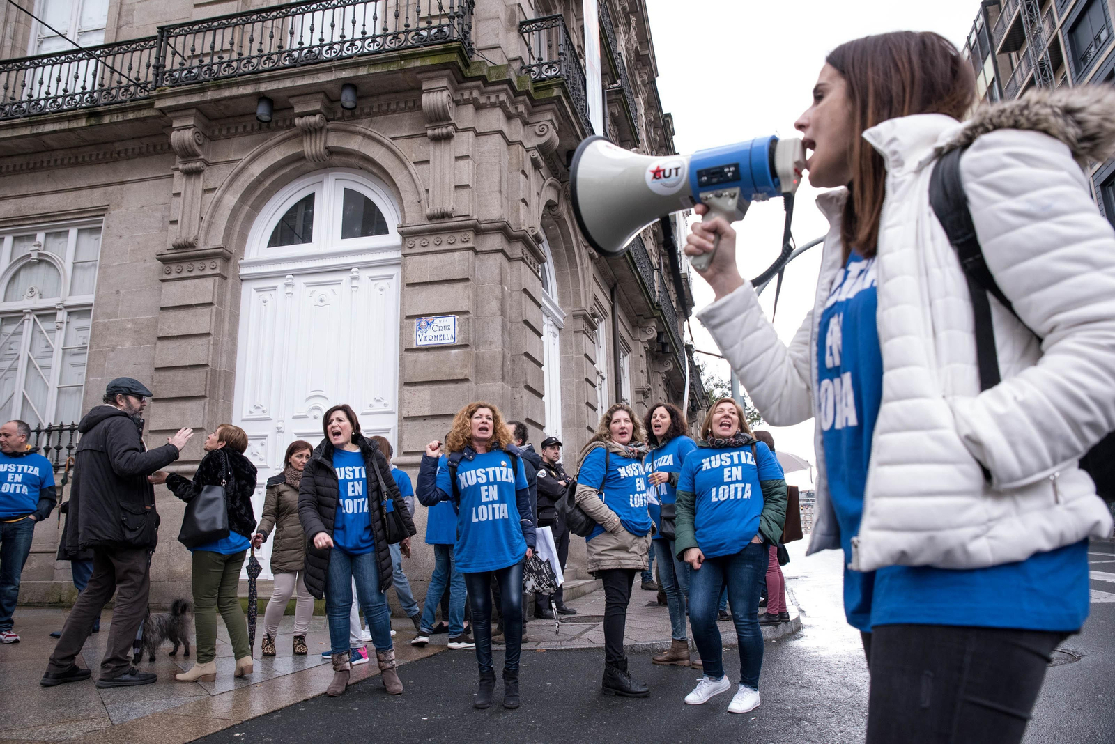 OURENSE (CENTRO CULTURAL MARCOS VALCÁRCEL). 13/04/2018. OURENSE. Funcionarios y funcionarias de justicia, todavía en huelga, reciben con gritos, silbatos, panderetas y cánticos al presidente de la Xunta de Galicia, Alberto Núñez Feijóo a su llegada a la inauguración de un simposio de Oncología. FOTO: ÓSCAR PINAL