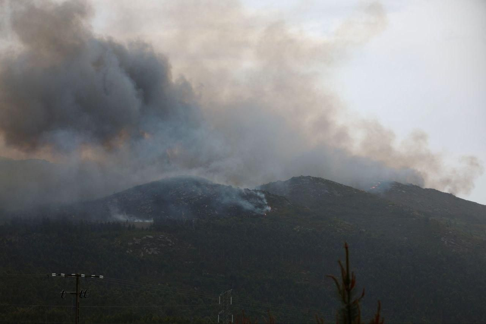 Galería | Las llamas devoran el monte Galleiro, entre Mos, Ponteareas y Pazos de Borbén