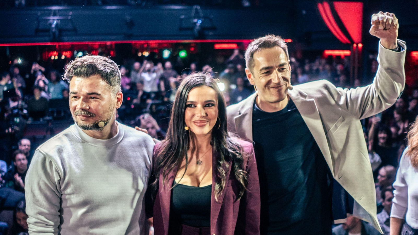 (I-D) El portavoz de ERC en el Congreso, Gabriel Rufián; la periodista Sarah Santaolalla y el diputado de Más Madrid en la Asamblea, Emilio Delgado, durante un diálogo sobre el futuro de la izquierda alternativa, en la sala Galileo Galilei, a 18 de febrero de 2026, en Madrid (España)