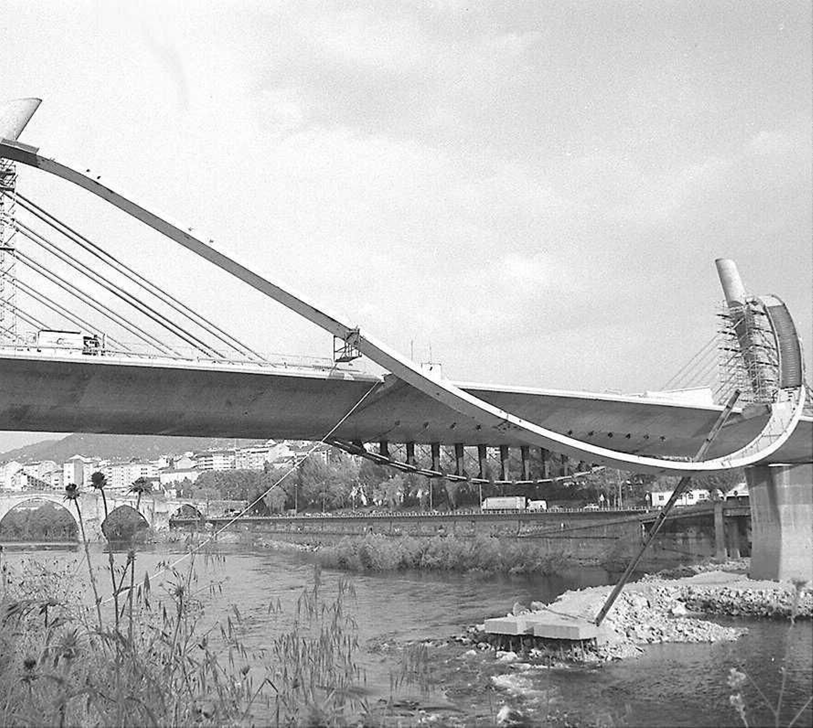 La construcción del emblemático Puente del Milenio hace 25 años cambiaba el skyline de Ourense, en fotos