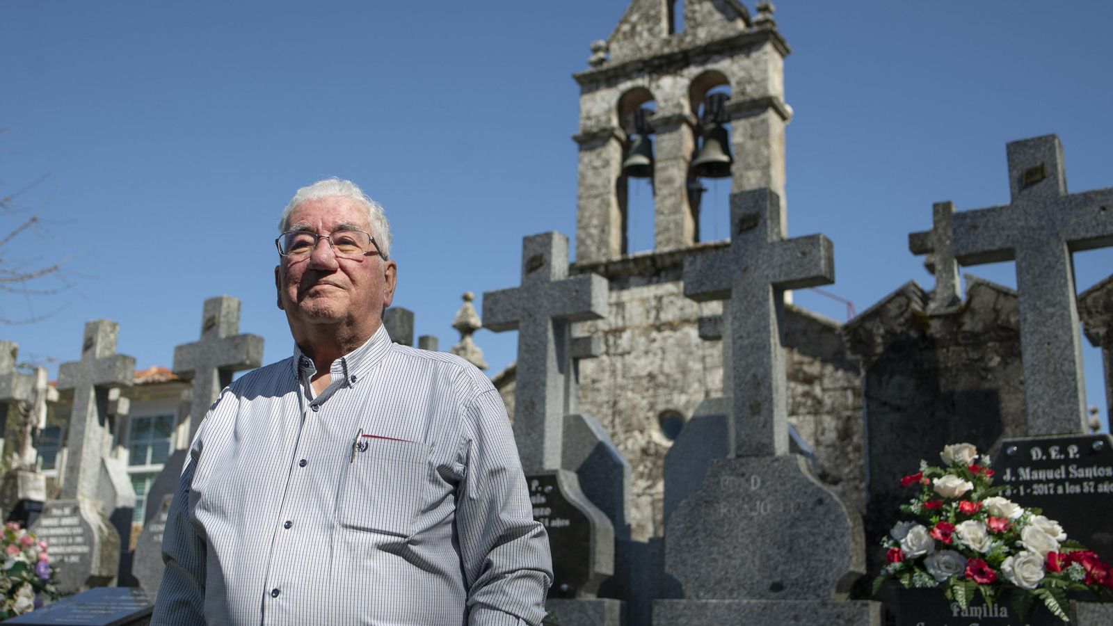 El párroco Antonio Gómez, frente a las cruces con los cristos robados