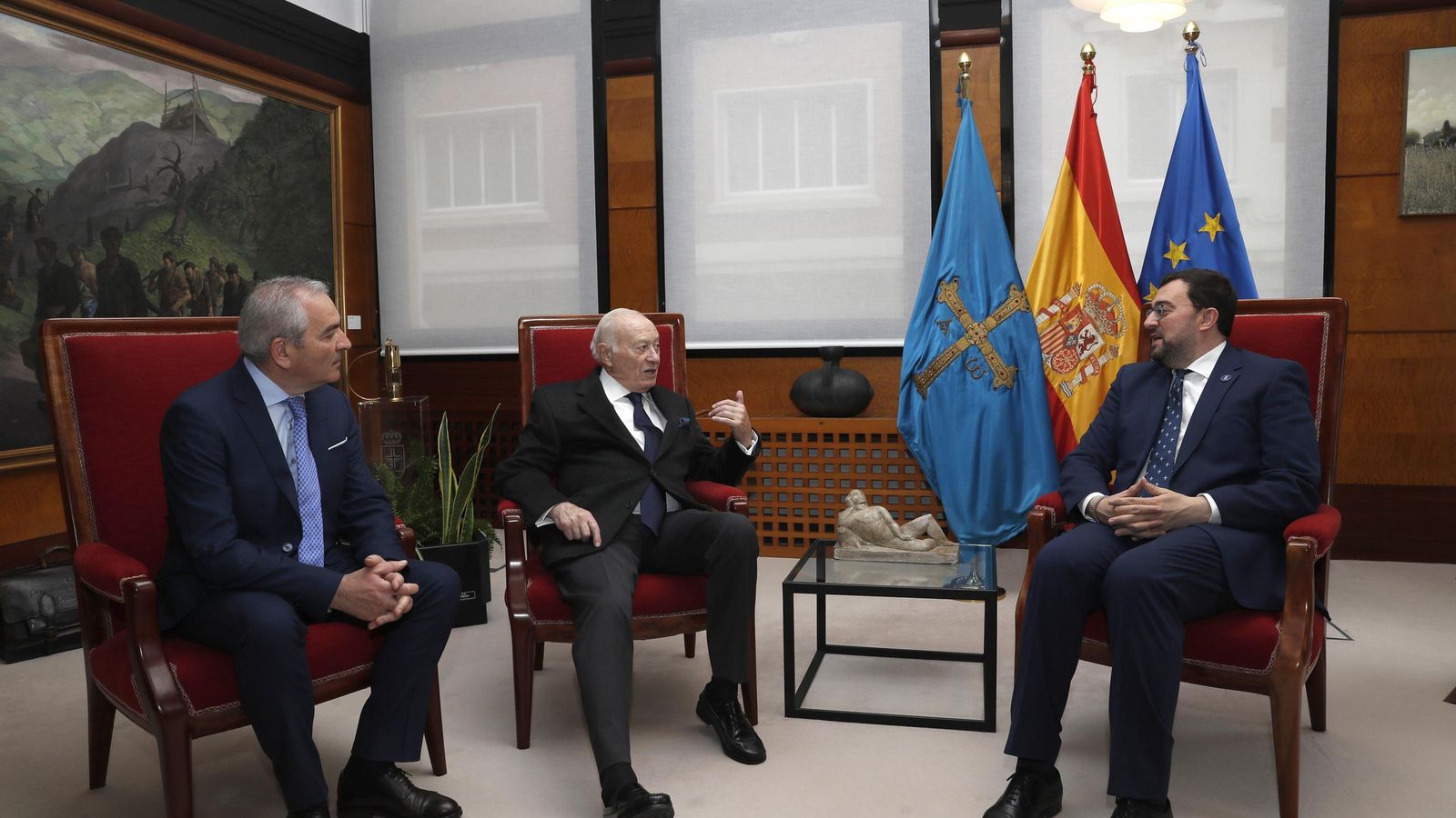 El presidente del Principado (derecha) durante su encuentro con el presidente de la entidad chilena (a su izquierda)