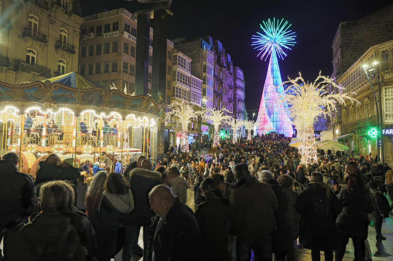 Porta do Sol abarrotada de gente para ver las luces de Navidad.