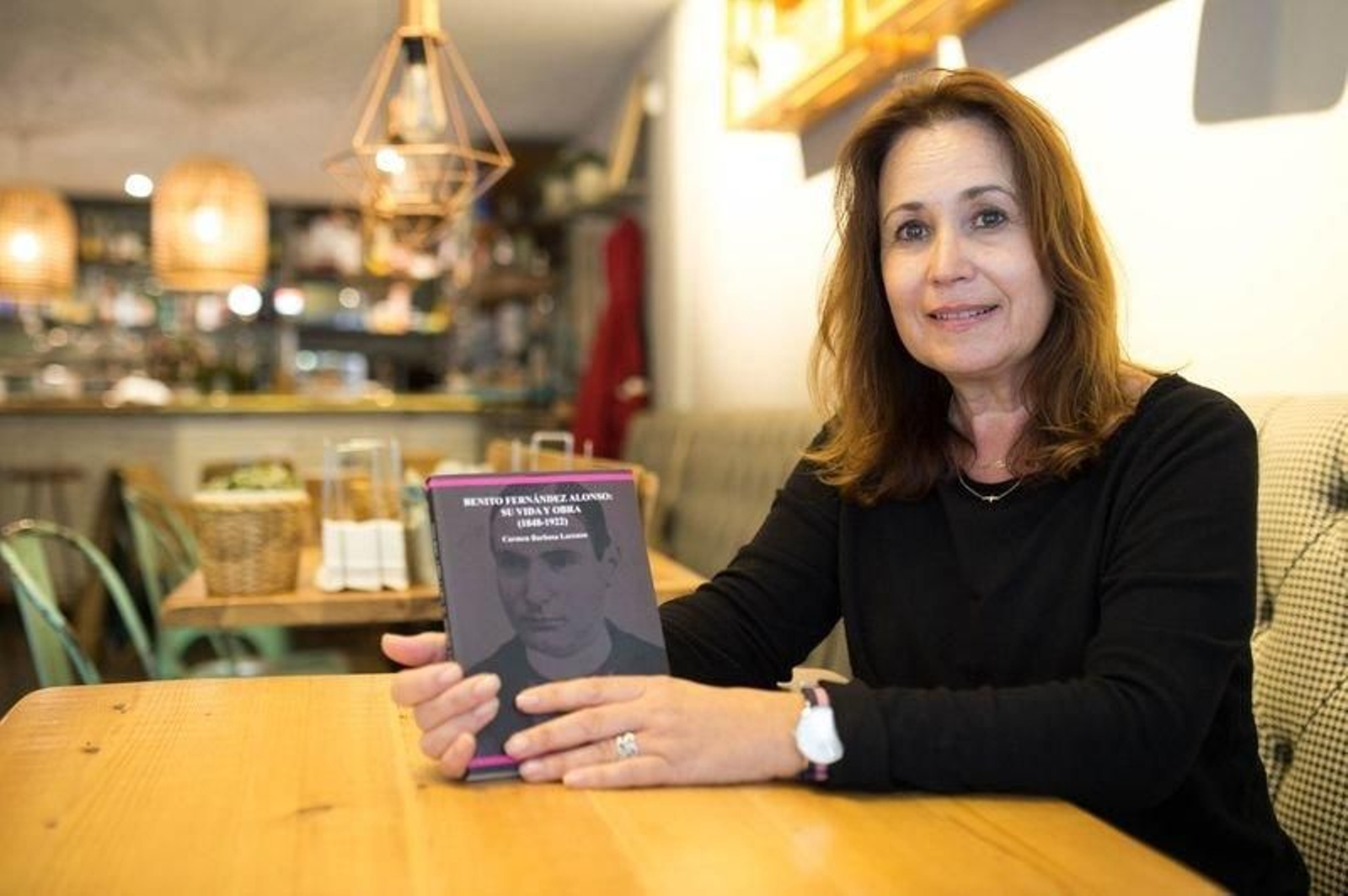 Carmen Barbosa, con un ejemplar de su libro (ÓSCAR PINAL).