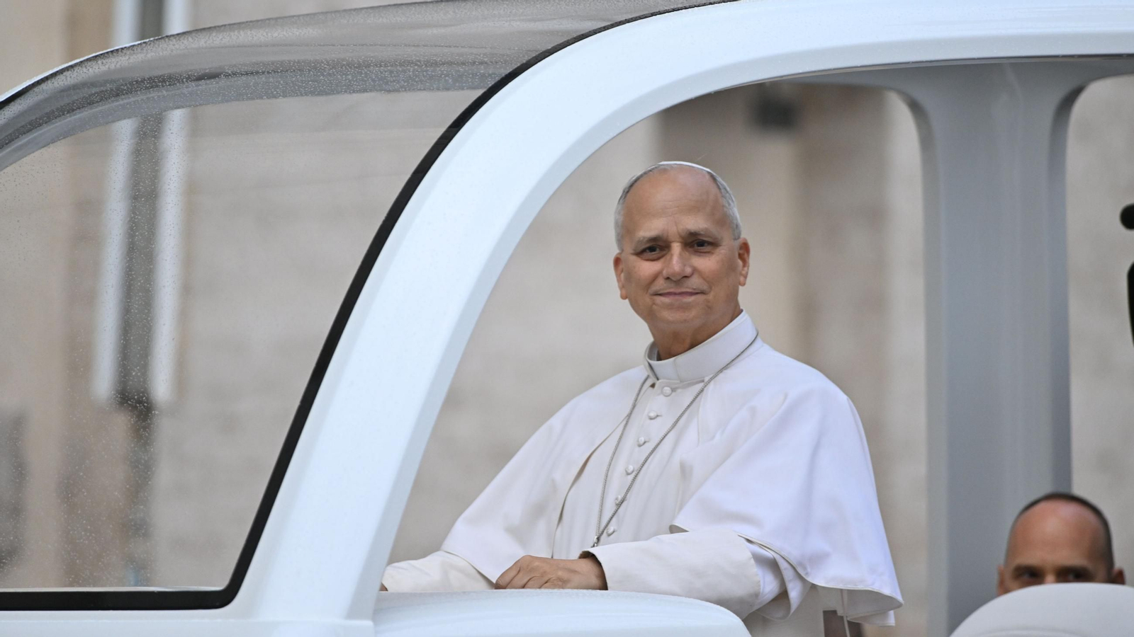 El papa León XIV saluda con la mano a su llegada a la Plaza de San Pedro, en el Vaticano, para su audiencia general semanal.