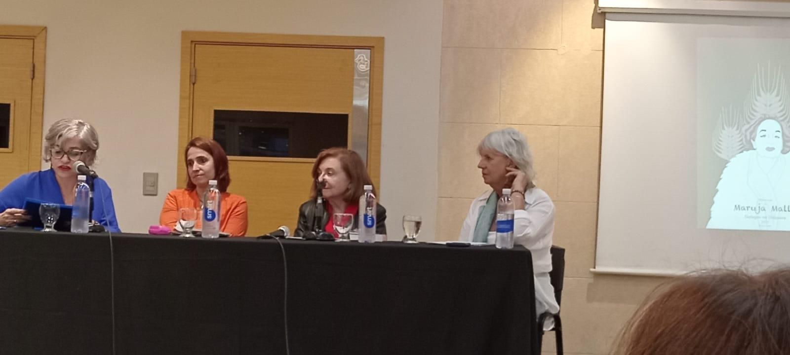 En la imagen, el plantel de ponentes, Paula Sabajanes, Micaela Fernàndez Darriba, María Rosa Lojo y Analía Alvarez.