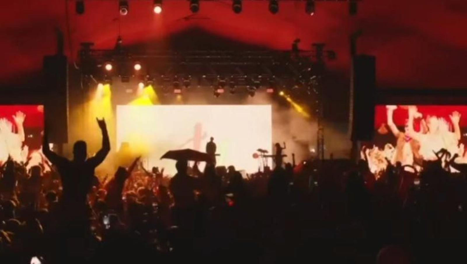 Un momento de la actuación de Barry Can't Swim en el Coachella 2024. // Instagram