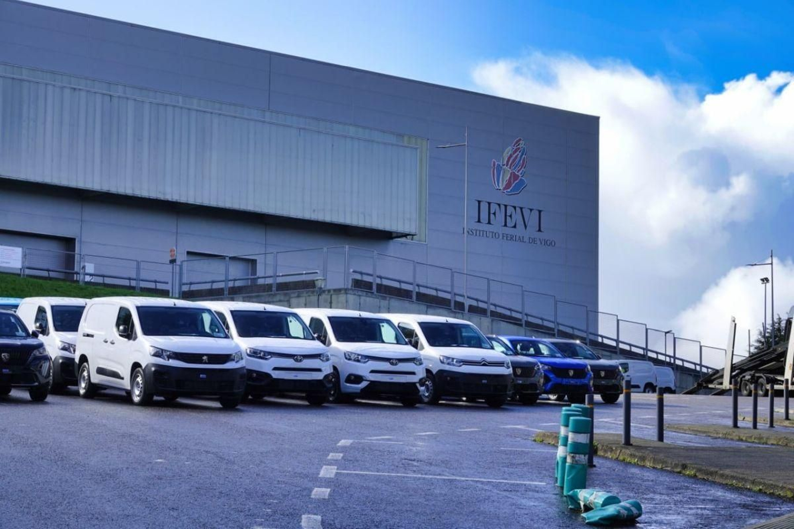 Vehículos de Stellantis almacenados ayer en el parking del Instituto Ferial Vigués.