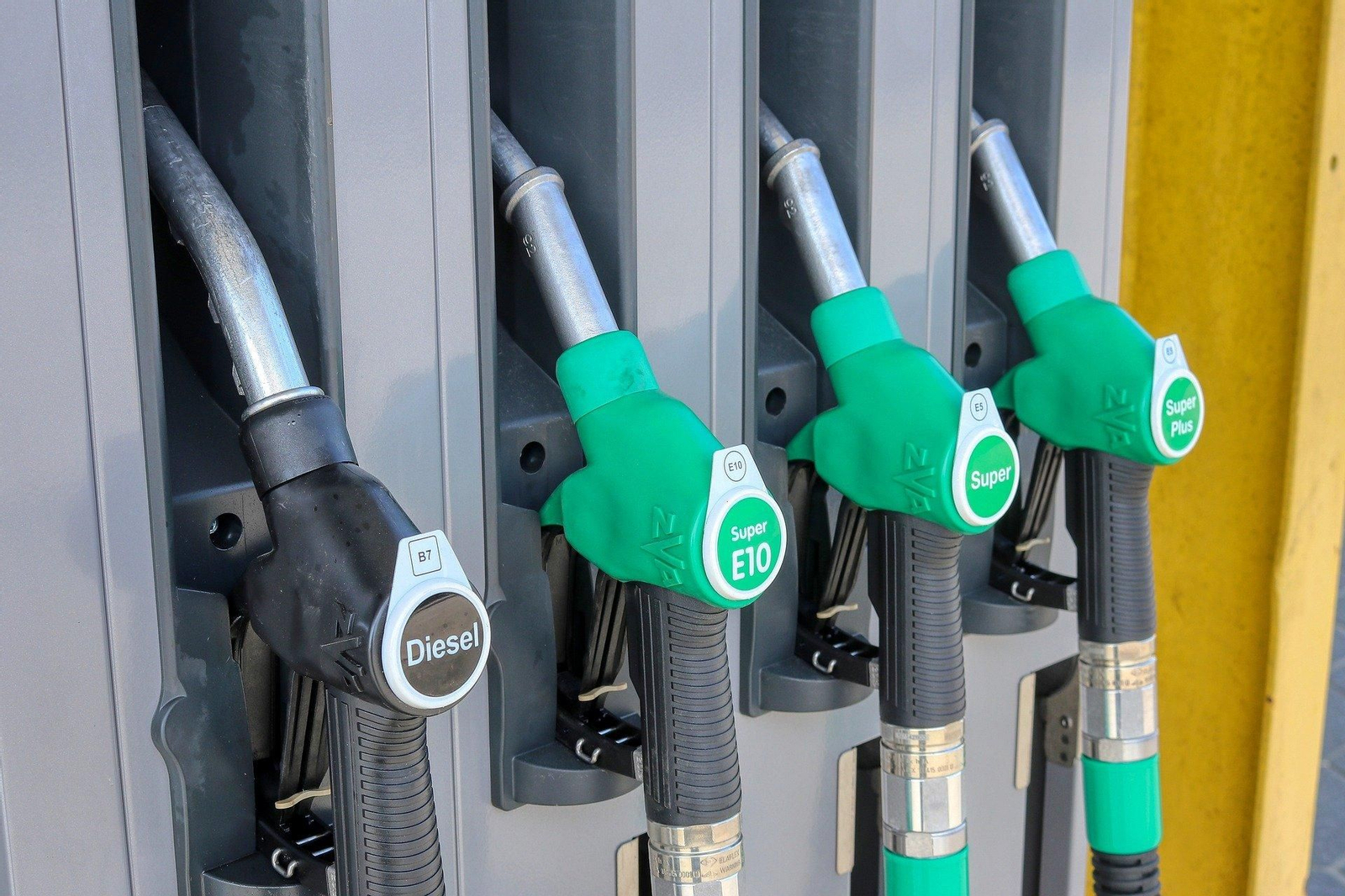 Mangueras de carburante en una gasolinera cualquiera. // Pixabay