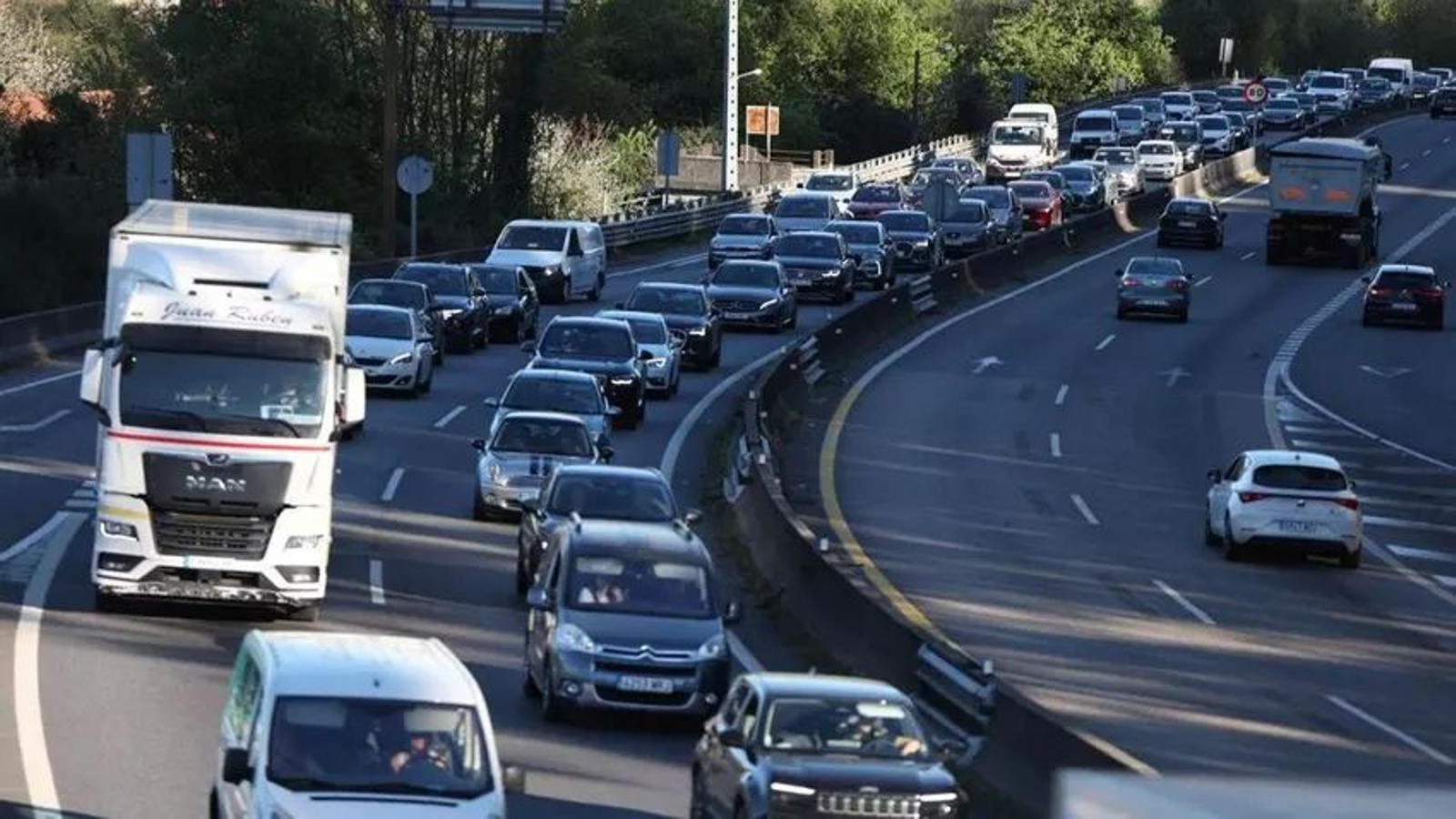 Retenciones en una vía muy transitada.