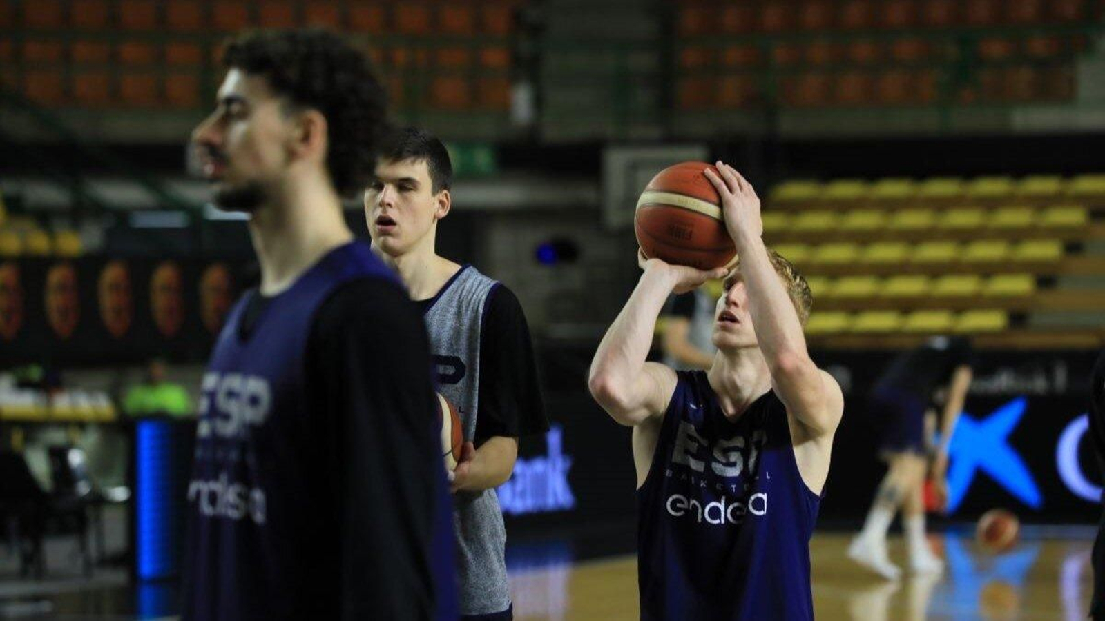 Los jugadores de la selección se ejercitaron en el Pazo para preparar el partido ante Eslovaquia.