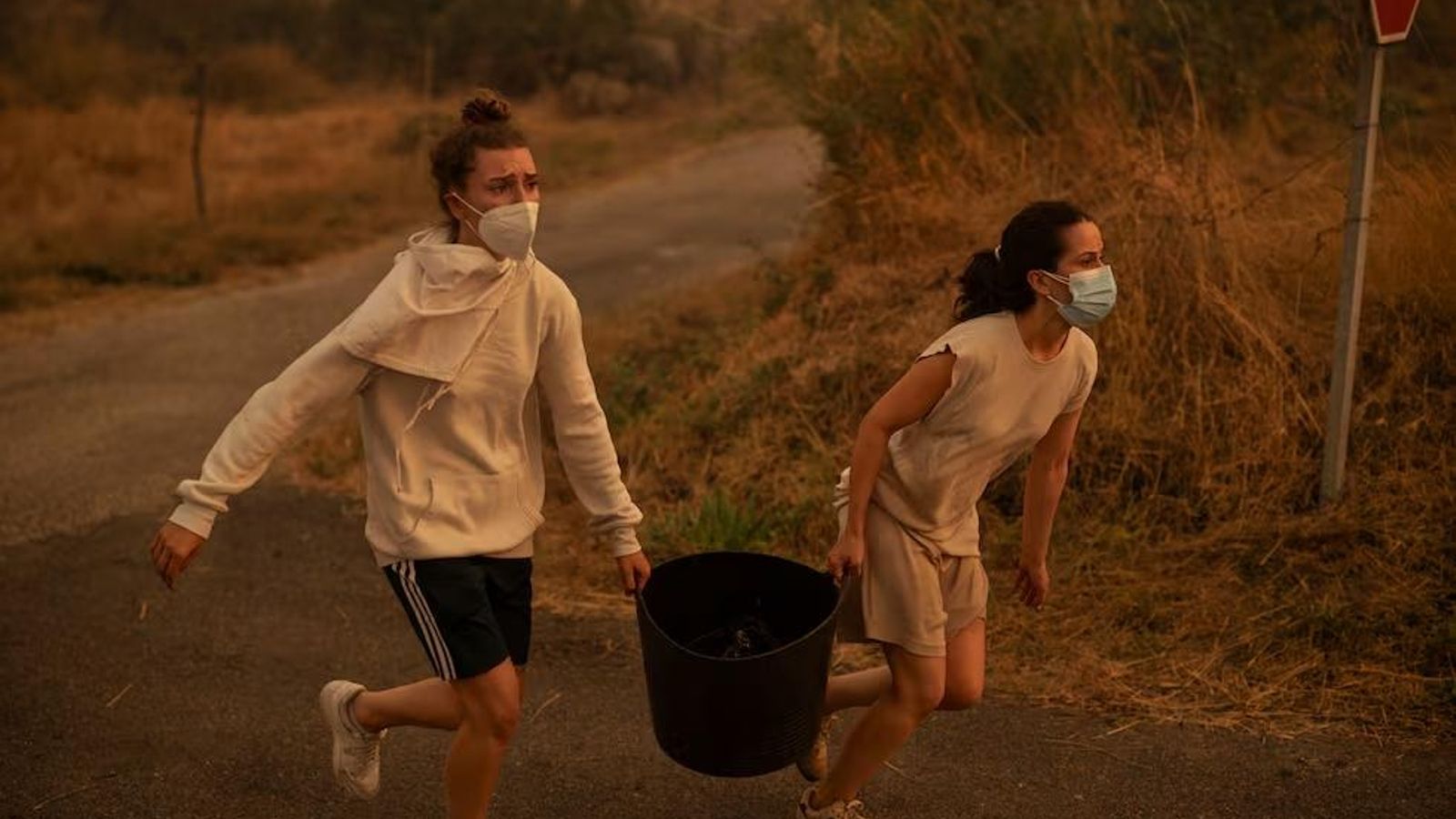 La ayuda de los vecinos fue clave durante todo el verano para frenar el avance de los fuegos