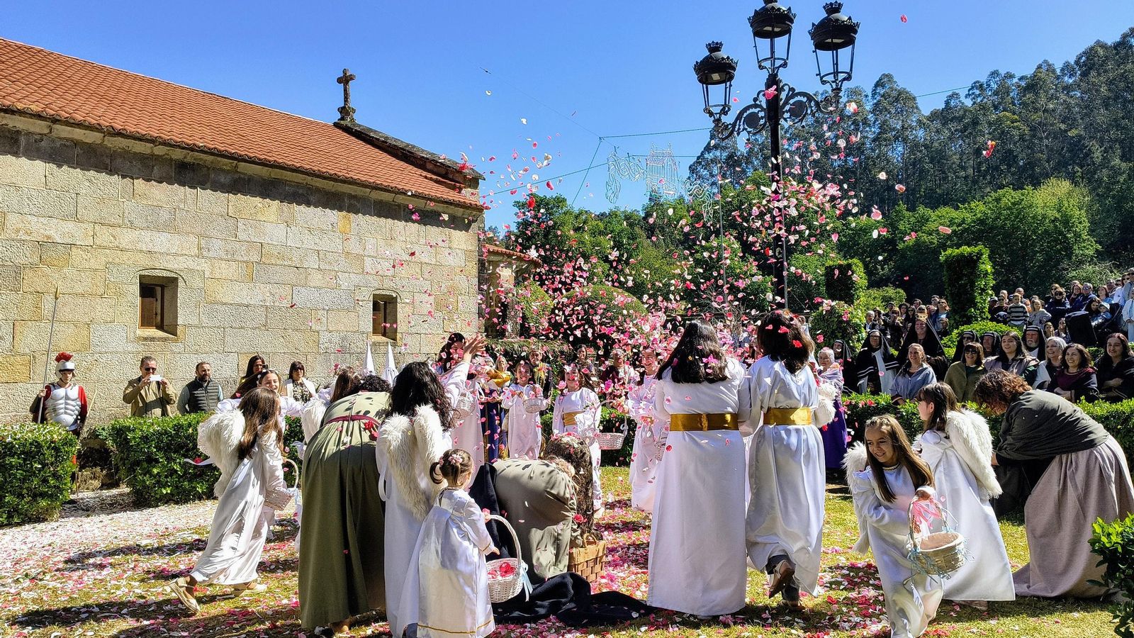 Lanzamiento de pétalos tras la Resurrección.