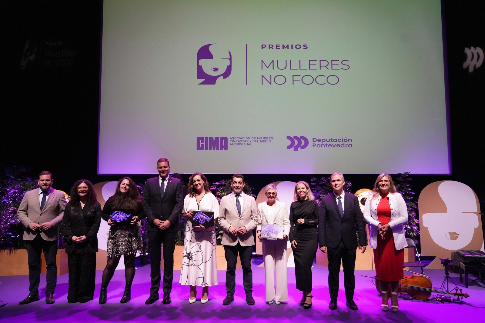 Foto de familias de todos os premiados este venres na sede de Afundación.