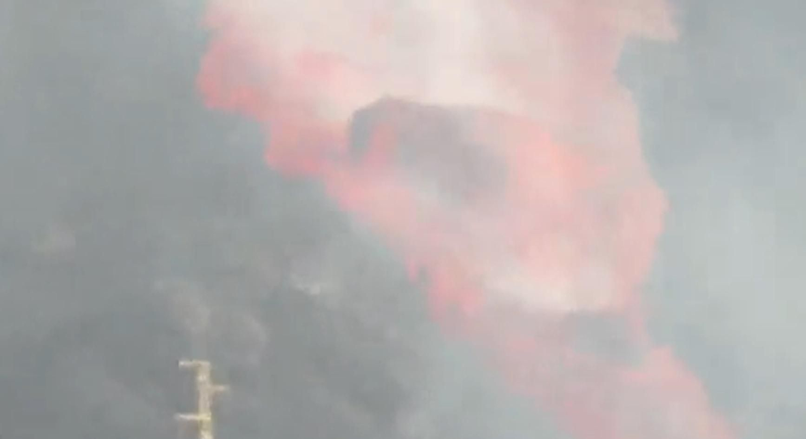 El volcán expulsa una piedra del tamaño de una casa.