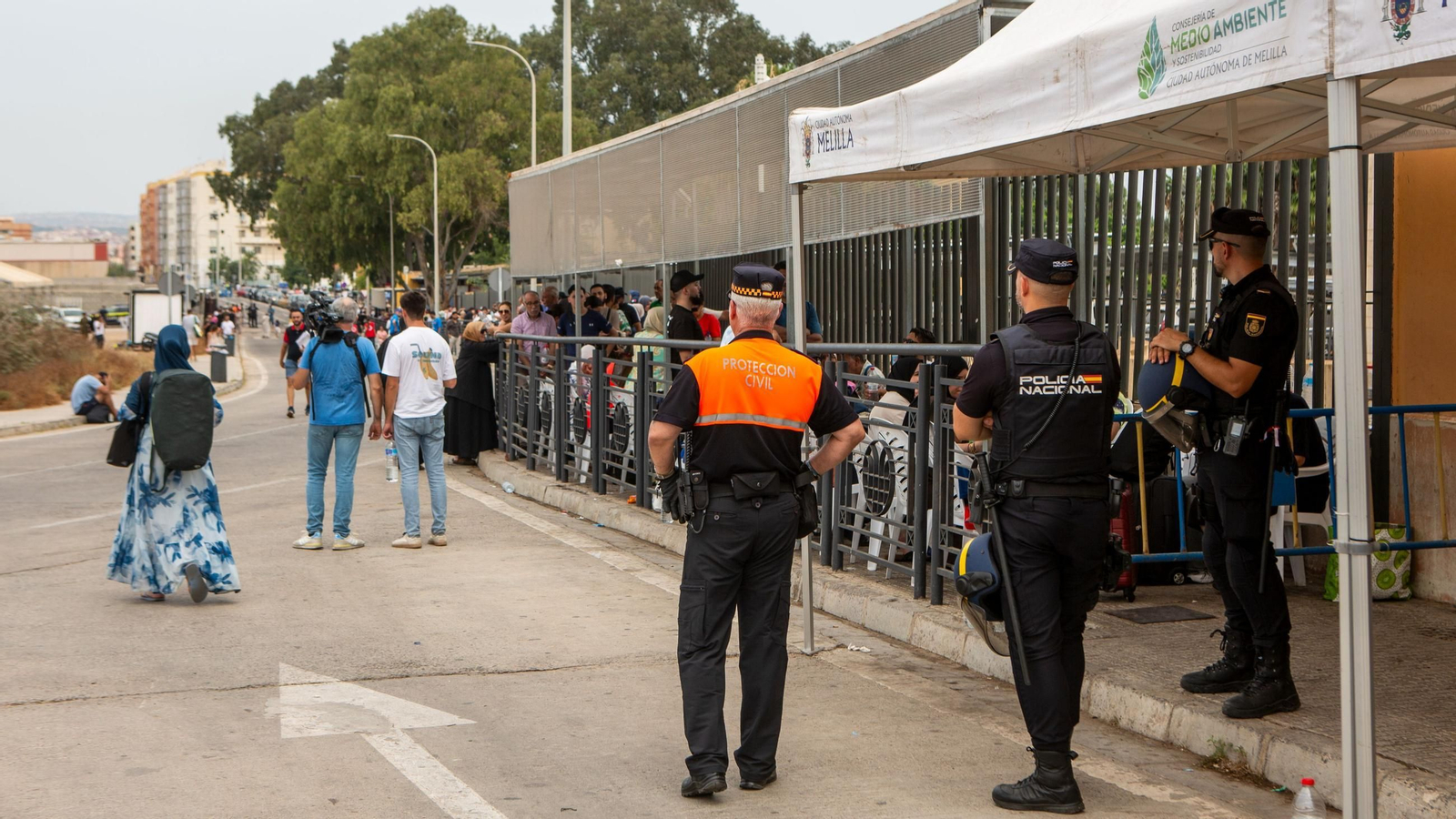 Decenas de personas en la frontera entre España y Marruecos, a 1 de agosto de 2026, en Melilla.