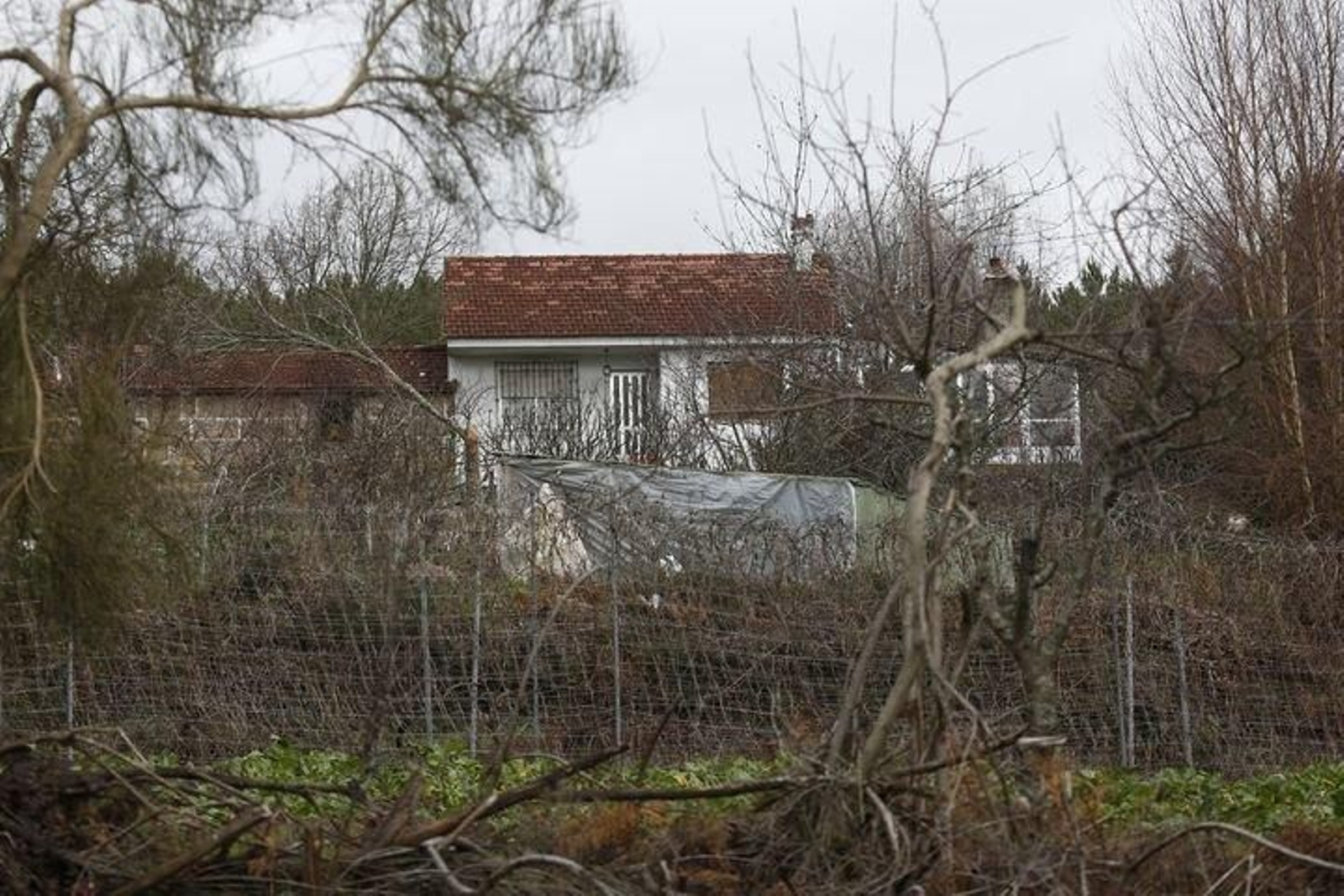 La casa en que ocurrió el incendio, situada en una margen del trazado antiguo de la carretera N-525.
