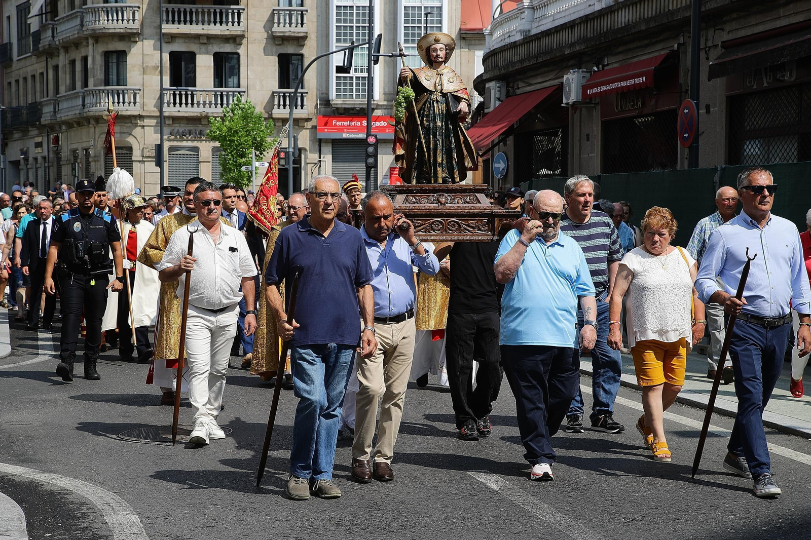Galería | As Caldas celebra su día con una multitud de fieles