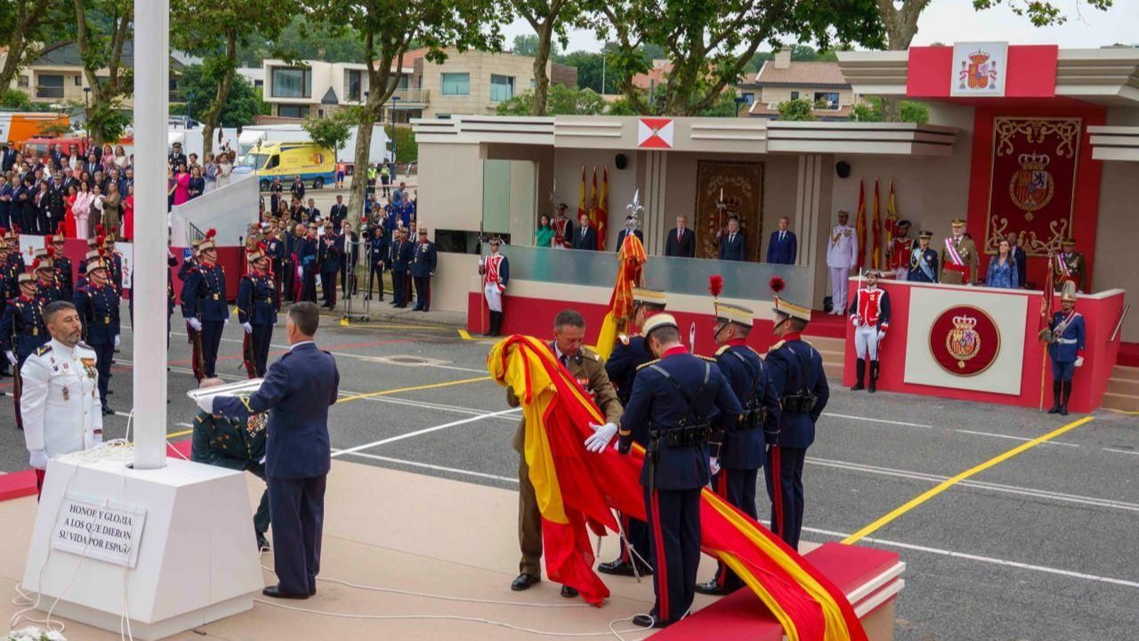 El instante en el que la bandera cayó durante las maniobras de izado en el desfile. Al fondo, los Reyes y la princesa Leonor.