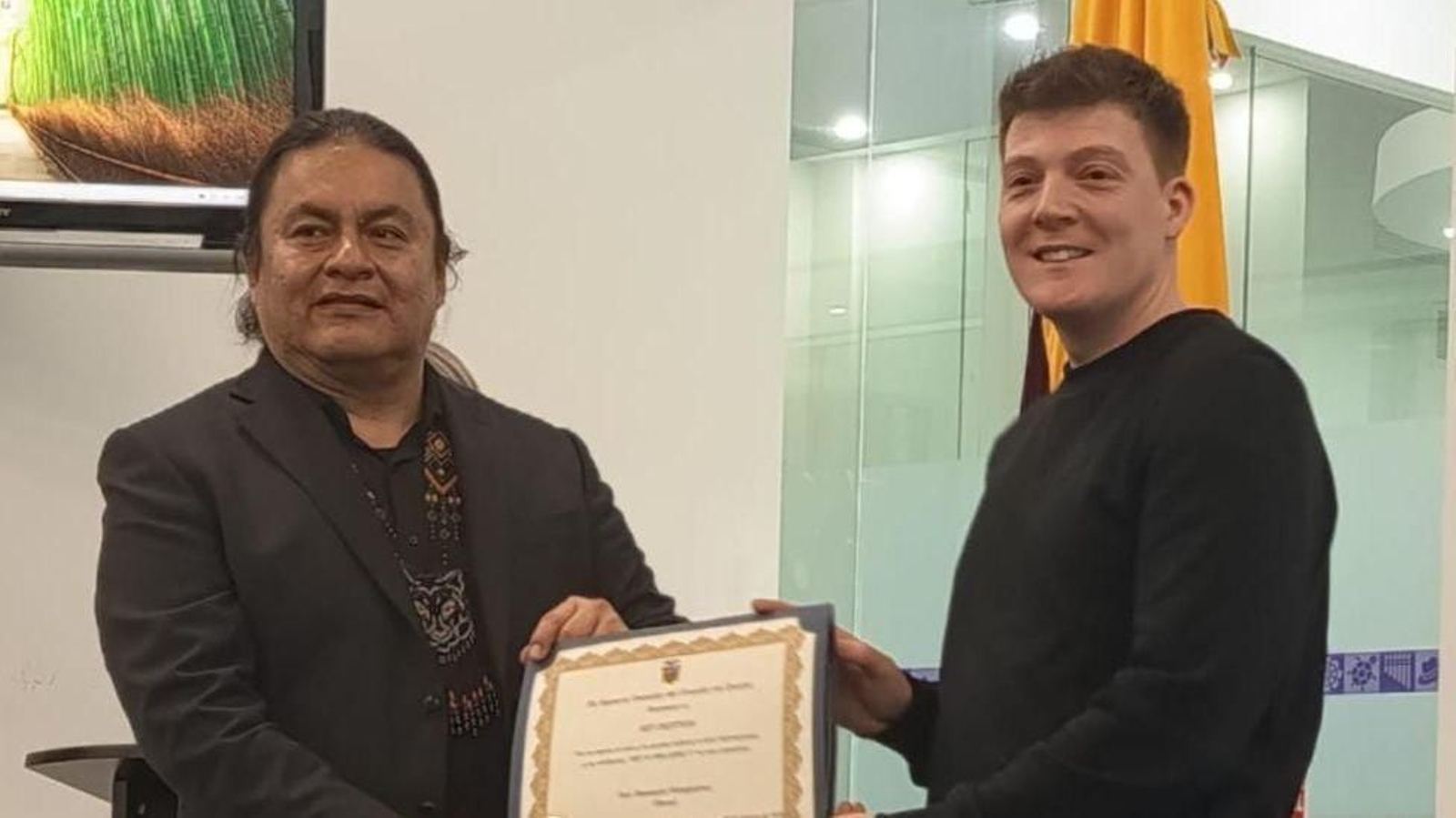 Cristian Balsa recogiendo el premio del consulado de Ecuador en Nueva York